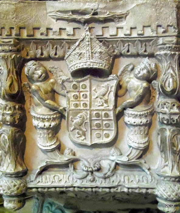 Armas de D. Jorge de Almeida na Pia Batismal mitra