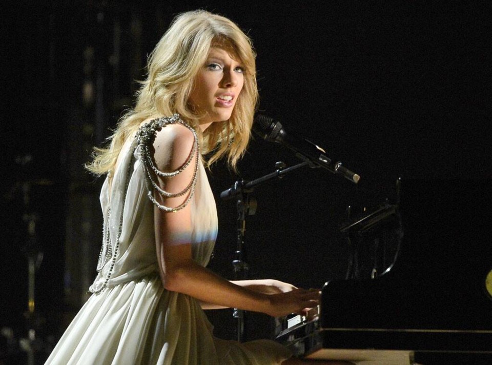 rs_1024x759-140126182441-1024.taylor-swift-piano-2