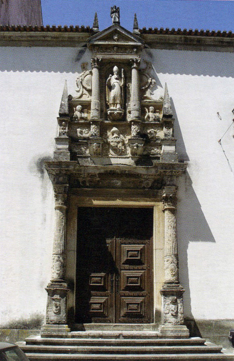 Porta do claustro do convento. Porta lateral de S. Porta do claustro do convento. Porta lateral de S.