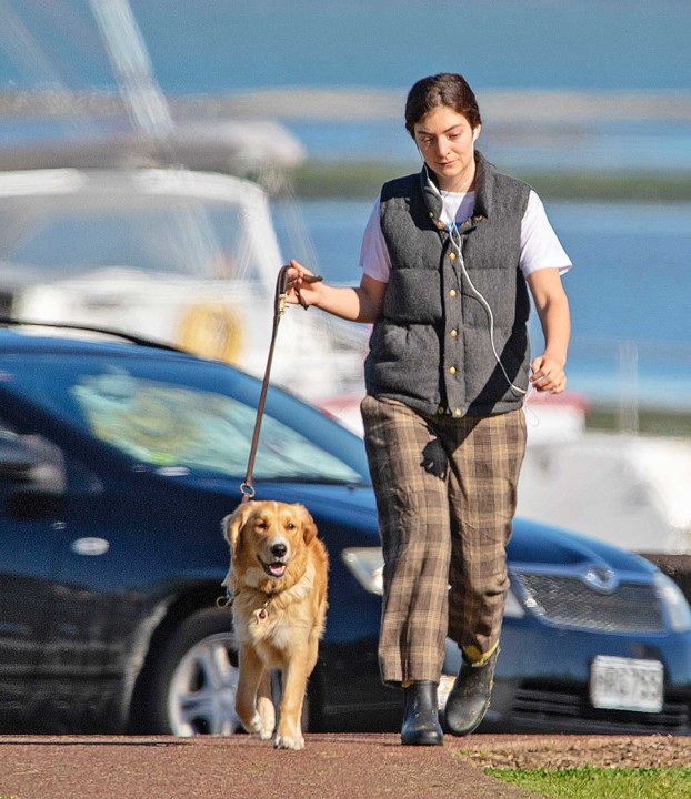 1542138899673_Lorde-and-her-dog-2.jpg