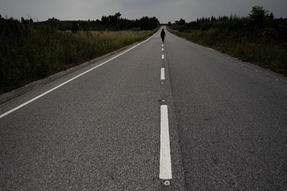 Estrada-CaminhandoNoMeio.jpg Estrada-CaminhandoNoMeio.jpg