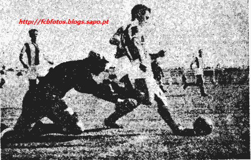 1957-58-belenenses-fcb-braulio e um defesa do fcb. 1957-58-belenenses-fcb-braulio e um defesa do fcb.