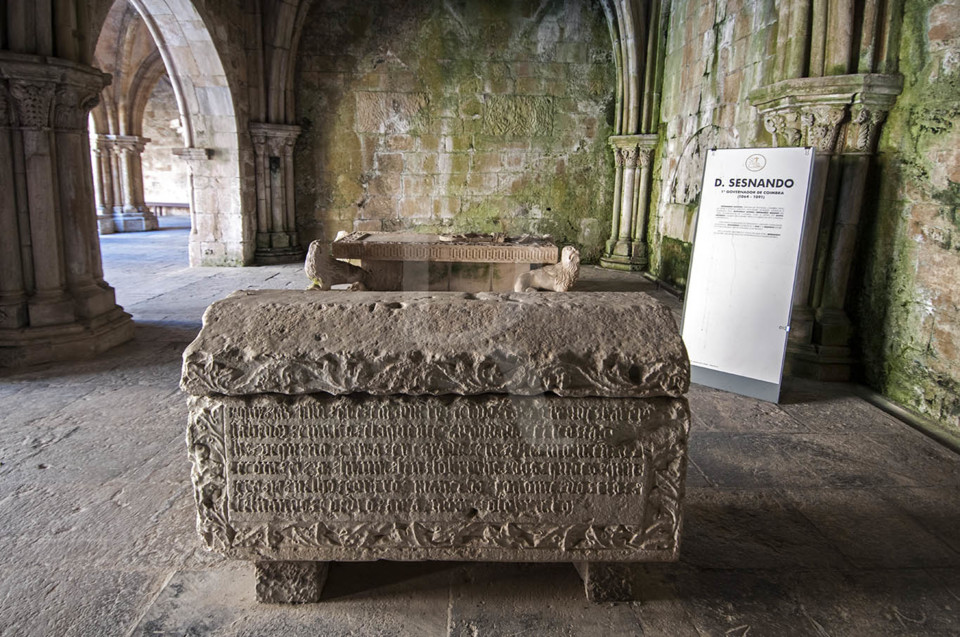 Claustro da Sé Velha. Arca tumular de D. Sisnando