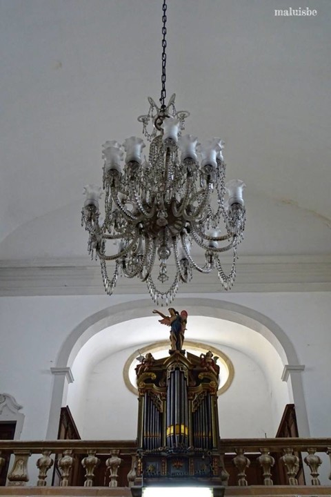 Igreja de S. Bartolomeu. lustre  e órgão.jpg