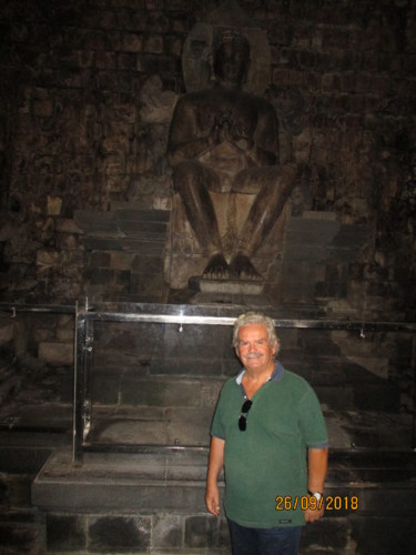 Java, Candi Mendut, Buda sentado.JPG