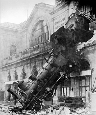 Train_wreck_at_Montparnasse_1895.png