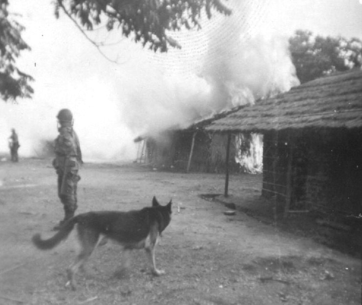 72.A - Depois do assalto... fogo nas palhotas.jpg