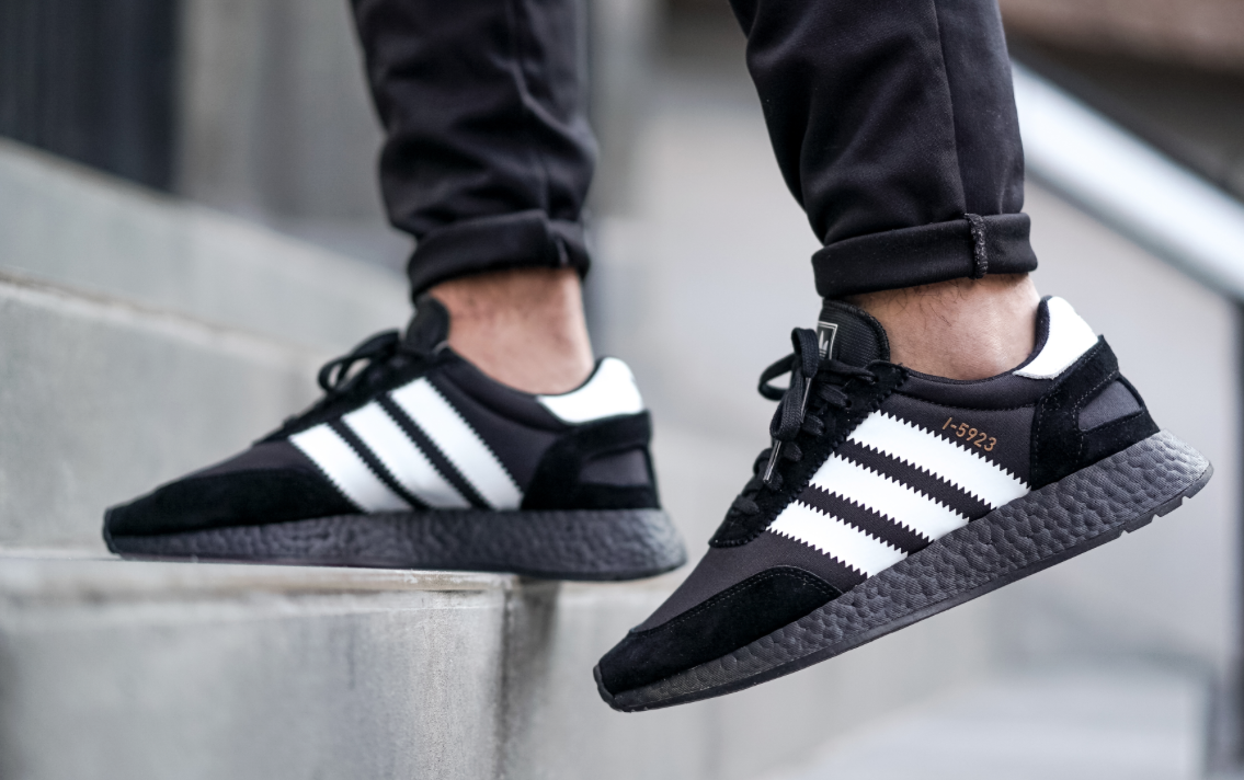 Фото адидас черные. Adidas Iniki Triple Black. Adidas Iniki 2021 Black. Adidas i2923. Adidas i-5923 внутри.