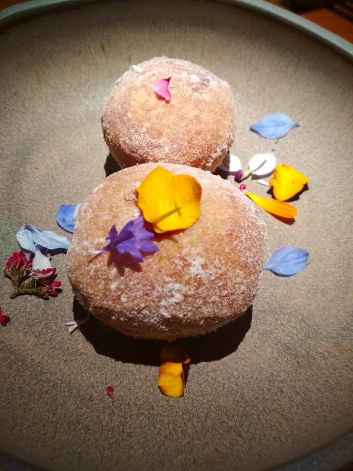 Malassada com creme de batata doce