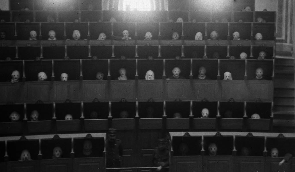 prisioneiros capuz 2.JPG