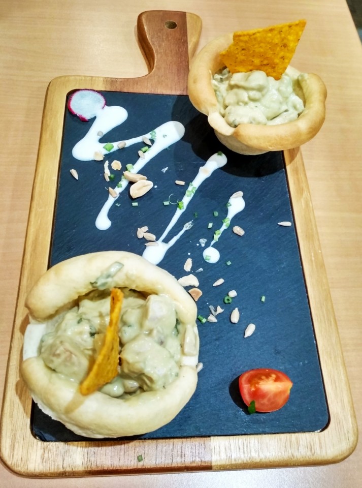 Sopa no Pão - Frango com Guacamole