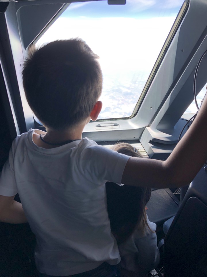 viajar de avião com crianças