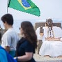 Praia de Copacabana - Boneco do Papa Francisco nas