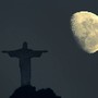 A lua &eacute; aben&ccedil;oada pelo Cristo Redentor pouco ant
