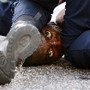 Homem detido pela polícia em protestos, EUA