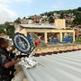 Alem&atilde;o - Policial do Bope instala uma antena com 