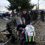 Soldado ajuda refugiados, Gevgelija, Macedónia