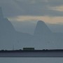 A Ponte Rio-Niterói com o pico Dedo de Deus ao fu