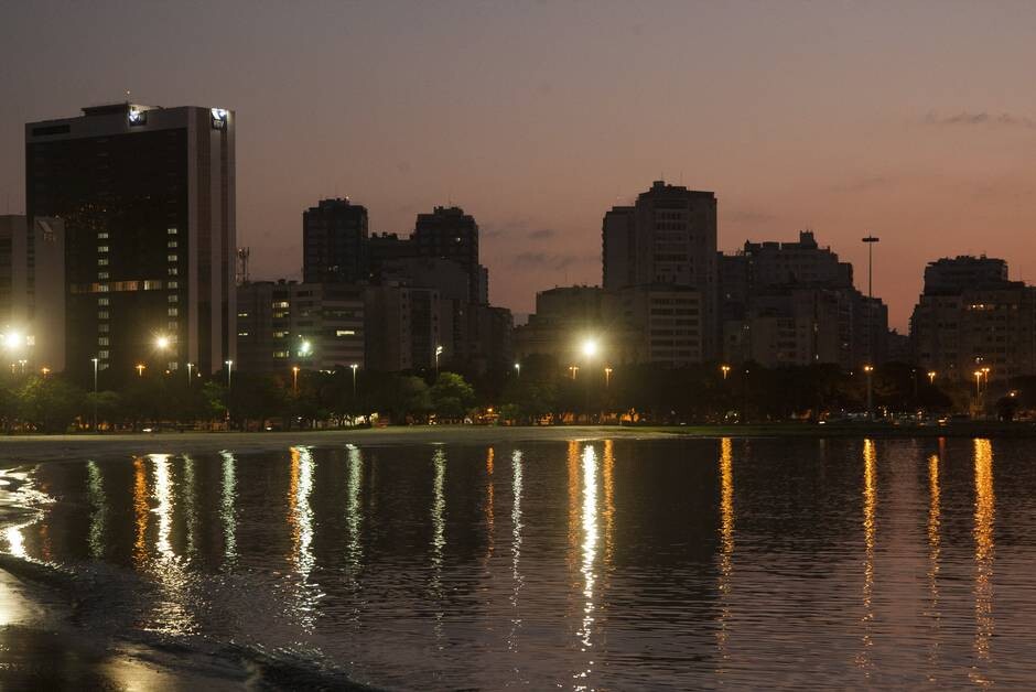 Amanhecer no Rio - O bairro de Botafogo ainda ilum