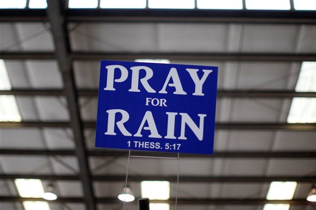 Cartaz "Pray for Rain" seca na Califórnia