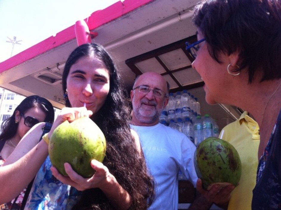 Yoani S&aacute;nchez bebe &aacute;gua de coco em Copacabana - 