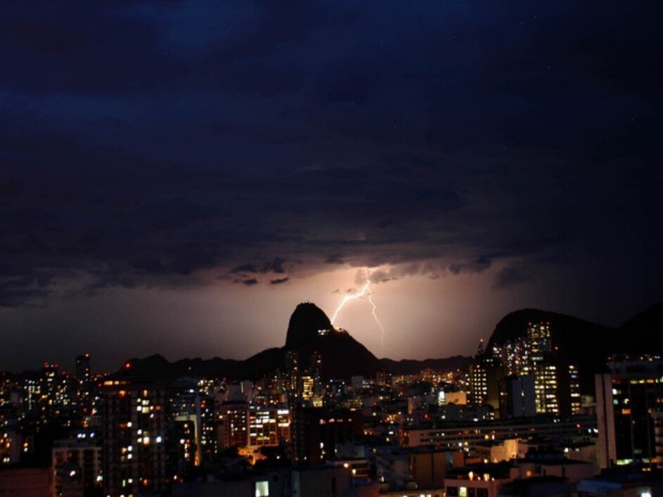 Vista do P&atilde;o de A&ccedil;&uacute;car com raios e chuva ao red