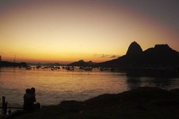 Amanhecer no Rio - Praia de Botafogo, Casal observ