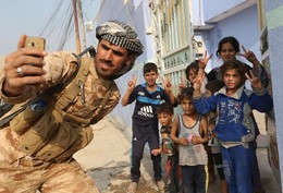 Selfie soldado na aldeia Fadiliya, Nawaran, Iraque