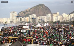 JMJ - Praia de Copacabana - Multid&atilde;o se aglomera 