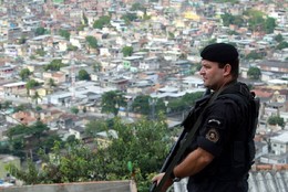 Alem&atilde;o - Policial do Bope patrula o Morro da Caix