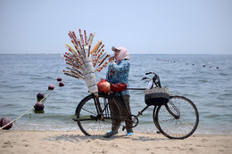 Vendedora na praia de Qinghuangdao, China 