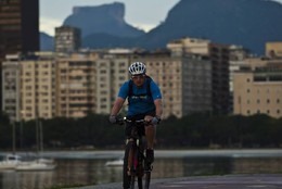 Amanhecer - Aterro do Flamengo - Homem pedala na m