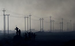 Crianças campos petrolíferos arder Qayyara, Iraq