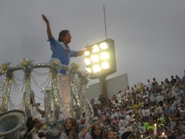 Carnaval - Roberto Carlos desfilendo pela Beija-Fl